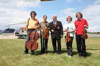Die Mitglieder des Streichquartetts des Braunschweiger Staatstheaters Karl Huros, Zazie Lewandowski, Luciana Duta und Johannes Denhoff sowie Martin Weller, Orchesterdirektor Staatstheater Braunschweig (Mitte)