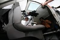 Foto: Pilot (Helicopter-Service Wasserthal) und Cellist Karl Huros des Staatstheaters Braunschweig