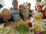 Im Staatlichen Naturhistorischen Museum erleben Kinder in der Experimentierreihe 'Wissen schaf(f)t Spaß' naturwissenschaftliche Alltagsphänomene. Hier geht es rund um die Vitamine und die Frage: 'Warum muss ich das essen?'. Quelle: Braunschweig Stadtmarketing GmbH / Okerland-Archiv Im Staatlichen Naturhistorischen Museum erleben Kinder in der Experimentierreihe 'Wissen schaf(f)t Spaß' naturwissenschaftliche Alltagsphänomene. Hier geht es rund um die Vitamine und die Frage: 'Warum muss ich das essen?'. Quelle: Braunschweig Stadtmarketing GmbH / Okerland-Archiv