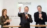 Dresden 28. März 2006, Preisverleihung 'Stadt der Wissenschaft 2007' (Vlnr.) Inka Schneiker, Moderatorin NDR Hamburg, Dr. Arend Oetker, Präsident des Stifterverbandes für die Deutsche Wissenschaft, und Dr. Andreas Schlüter, Generalsekretär des Stifterverbandes während der Bekanntgabe der Siegerstadt Braunschweig. Foto: David Ausserhofer Dresden 28. März 2006, Preisverleihung 'Stadt der Wissenschaft 2007' (Vlnr.) Inka Schneiker, Moderatorin NDR Hamburg, Dr. Arend Oetker, Präsident des Stifterverbandes für die Deutsche Wissenschaft, und Dr. Andreas Schlüter, Generalsekretär des Stifterverbandes während der Bekanntgabe der Siegerstadt Braunschweig. Foto: David Ausserhofer